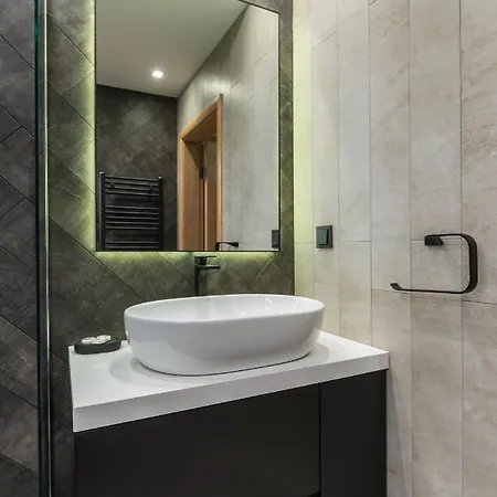 Luxury 2-Bedroom & 2-Bathroom Flat With Garden