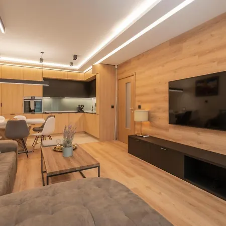 Luxury 2-Bedroom & 2-Bathroom Flat With Garden
