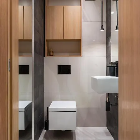 Luxury 2-Bedroom & 2-Bathroom Flat With Garden Apartment