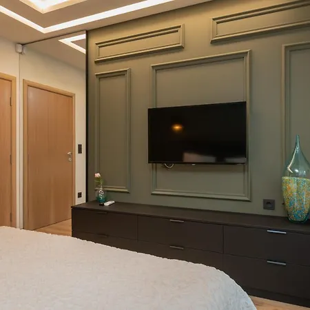 Apartment Luxury 2-Bedroom & 2-Bathroom Flat With Garden