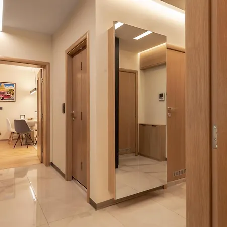 Luxury 2-Bedroom & 2-Bathroom Flat With Garden Apartment