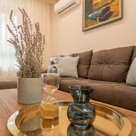 Luxury 2-Bedroom & 2-Bathroom Flat With Garden